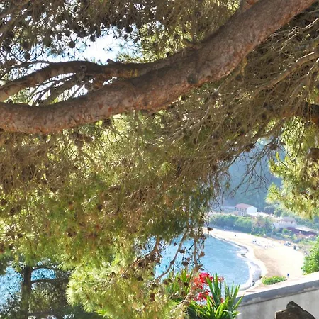 Takis On Small House With Garden And Sea View Lägenhet