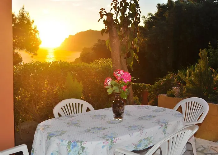 Apartment Takis On Small House With Garden And Sea View
