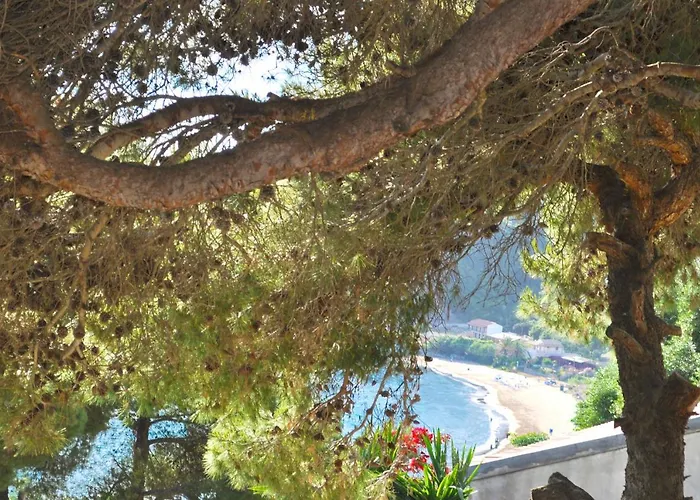 Takis On Small House With Garden And Sea View Apartman