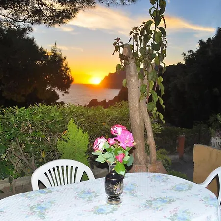 Takis On Small House With Garden And Sea View Apartmán *